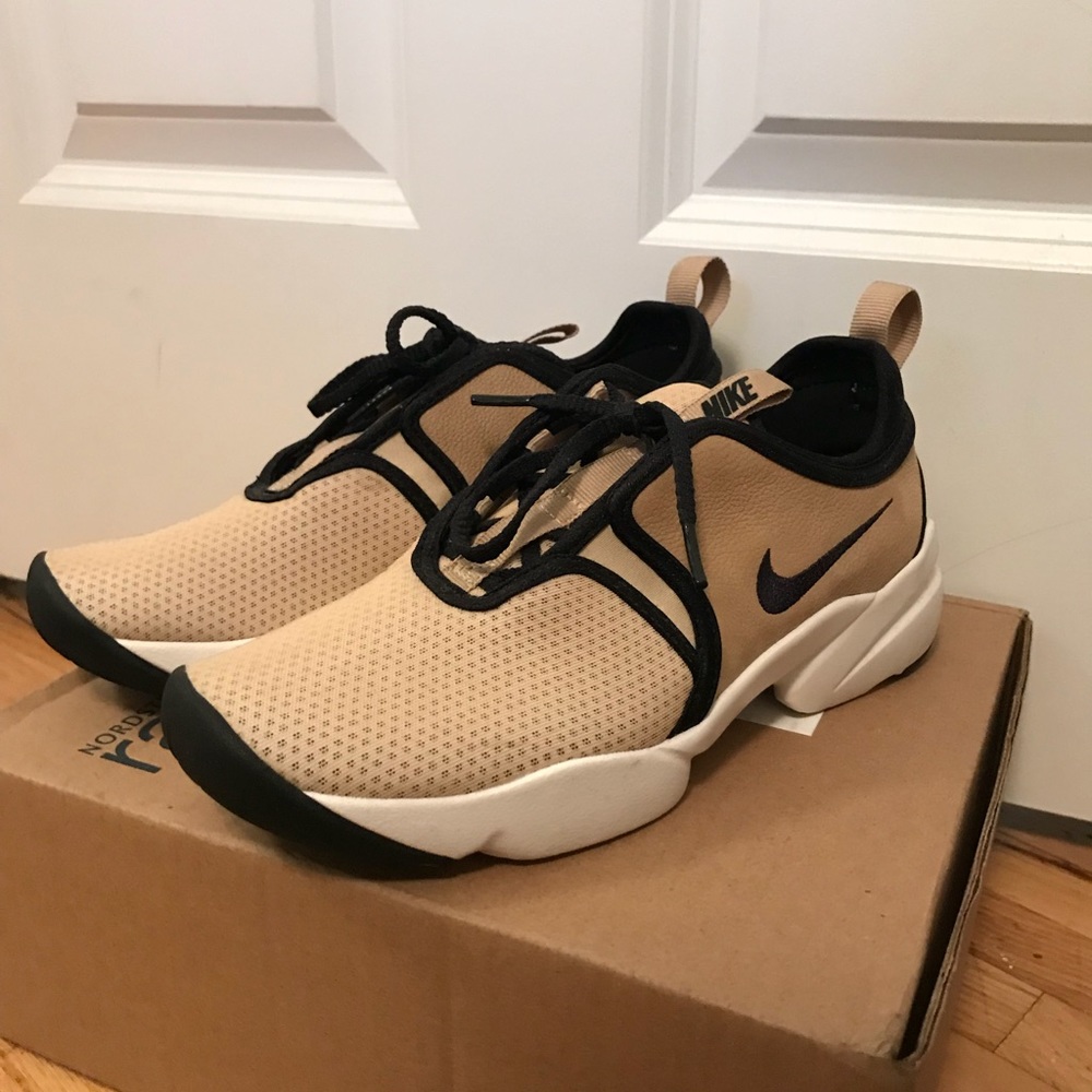 Women’s Nike Tennis Shoes